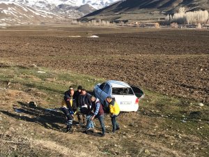 Otomobil şarampole uçtu: 2 yaralı
