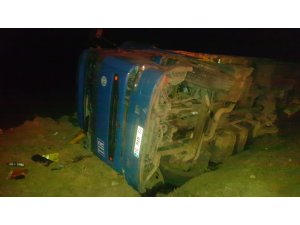 Devrilen tırın içinde sıkışan sürücüyü camı kırarak kurtardılar