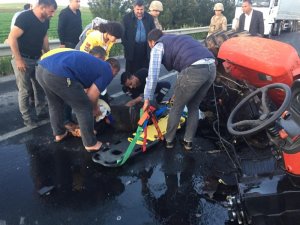 Tırla çarpışan traktör ikiye ayrıldı