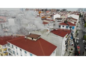 Esenyurt’ta korkutan çatı yangını havadan görüntülendi