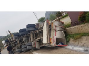 Bilecik’te süt tankeri devrildi, 1 yaralı