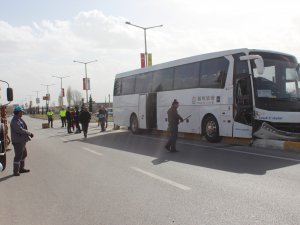 Tur otobüsü ile otomobil çarpıştı: 2 yaralı