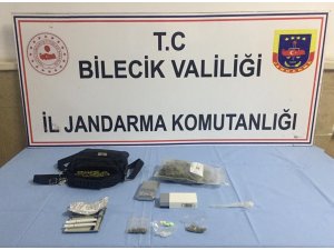 Araç bagajındaki ses sisteminin içine gizlenen uyuşturucu madde ele geçirildi