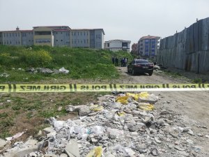 Avcılar’da, madde bağımlısı boş arazide kendi yüzünü yaktı