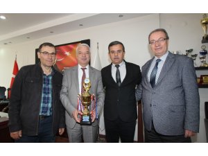 Saruhanlı Belediyespor’dan Başkan Bilgin’e Şampiyonluk Kupası