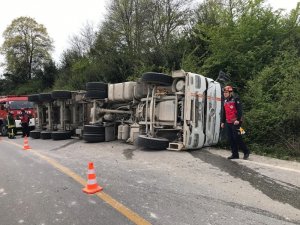 Kontrolden çıkan kamyon yol kenarına devrildi: 1 yaralı