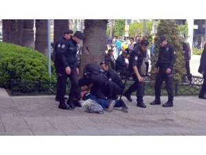 Büyükşehir önünde eline jilet alan şahıs biber gazıyla etkisiz hale getirildi
