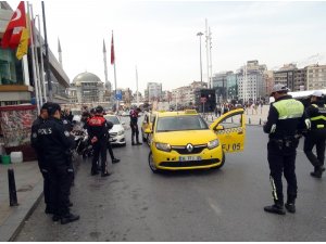 Turistlerin özçekim yaptığı esnada çantalarını çalan şüpheliler kıskıvrak yakalandı