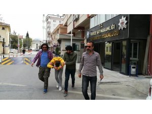 Akaryakıt istasyonuna giren hırsız yakayı ele verdi
