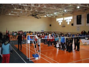 Badminton grup müsabakaları başladı