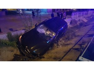 Kaza yapan araç bariyerin üzerinde süreklenip su kanalına düştü