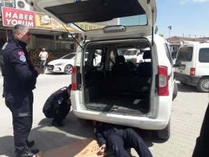 Arabanın motoruna giren kediyi itfaiye kurtardı