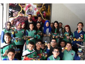 Öğrenciler yaptıkları robotların malzemelerini de üretiyor