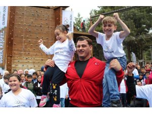 Milli sporcular, olimpik günde çocuklarla bir araya geldi