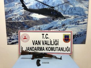 Başkale ilçesinde Kalaşnikof marka silah ve mühimmatı ele geçirildi