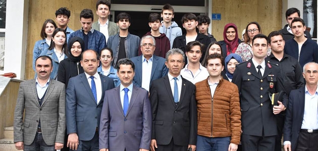Öğrenciler şehit ailesini ziyaret etti