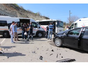 Diyaliz hastalarını taşıyan minibüs ile otomobil çarpıştı: 7 yaralı