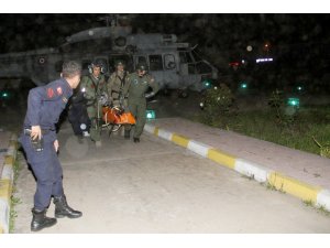 Paraşütle kayalıklara düşen genci askeri helikopter kurtardı