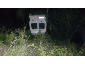 Minibüs dereye uçtu: 2 yaralı