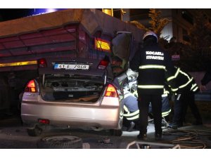 Emniyet şeridinde duran tırın altına giren otomobildeki 2 kişi feci şekilde can verdi