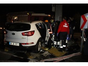 Araçta sıkışan kadına iki saatlik kurtarma operasyonu kurtarıldı