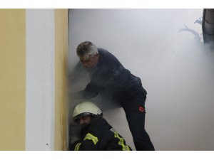 İtfaiye eri yaralanmaktan son anda kurtuldu