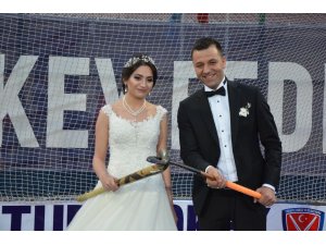 Hokeyci gelin ve damat düğün öncesinde hokey sahasında