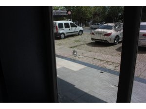 Maltepe’de magandanın galeriyi silahla taradığı anlar kamerada