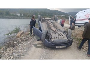 Kazada araç ters döndü