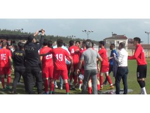 BAL yükselme maçında saha karıştı