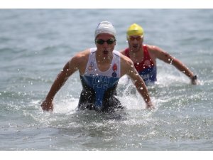Alanya’da 274 sporcu triathlonda ter döktü