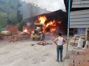İnşaat firmasına ait depo alev alev yandı