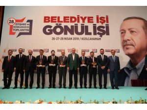 Cumhurbaşkanı Erdoğan’dan Belediye Başkanı Arı’ya ödül