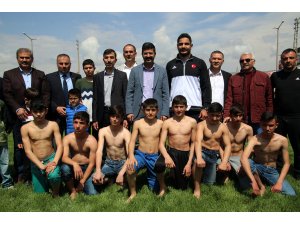 Milli güreşçi Akgül karakucak güreşlerini izledi