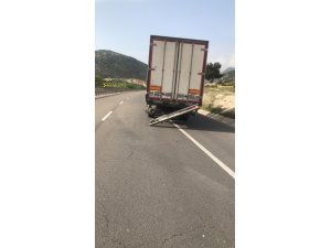 Bilecik’te aynı istikamete giden 2 TIR çarpıştı 2 yaralandı