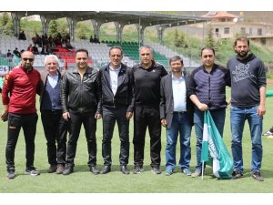 Yahyalıspor şampiyonluğu kutladı