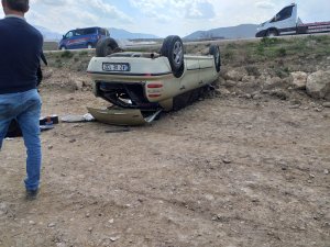 Beyşehir'de otomobil devrildi: 2 yaralı