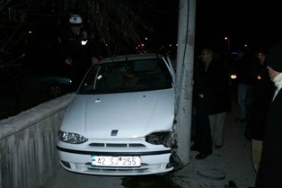 Otomobil direkle duvar arasında sıkıştı