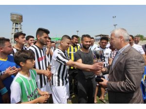 Başkan Bilgin, şampiyon takıma kupasını Verdi