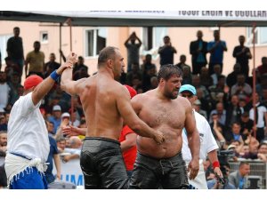 Kumluca yağlı pehlivan güreşlerinde başpehlivan  Ali Gürbüz oldu