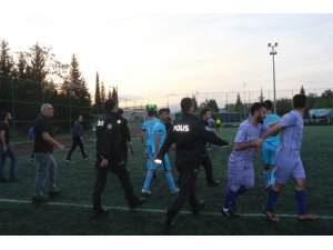 Sahada yumruk ve tekmeler havada uçuştu