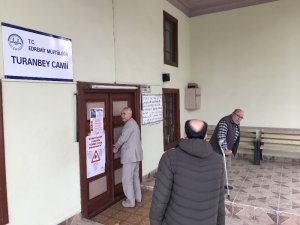 Bu caminin musluklarını hep çalıyorlar