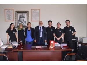 Kenevirden yaptıkları cep telefonu kabı ile radyasyonu engellediler