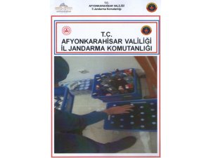 Çaldıkları içki ve sigaralarla birlikte yakalandılar