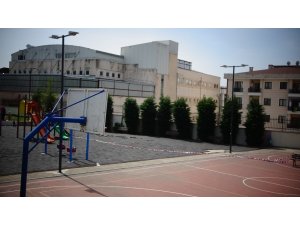 Sancaktepe’de ilkokulun yanındaki parkta oluşan çatlaklar korkuttu