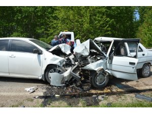 Otomobiller kafa kafaya çarpıştı: 1 ölü, 1 yaralı