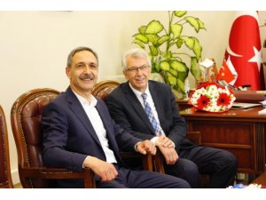 AK Partili aday, kazanan CHP’li başkanı ziyaret etti