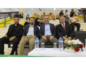 Üniversiteler arası Hentbol karşılaşmalarında dereceye girenlere ödülleri verildi