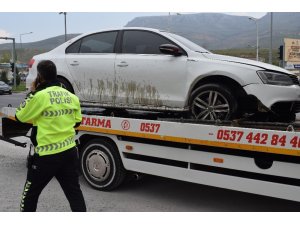 Otomobil refüje çarptı: 2 yaralı