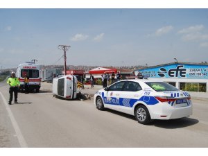 Orta refüje çarpan otomobil devrildi: 1 yaralı